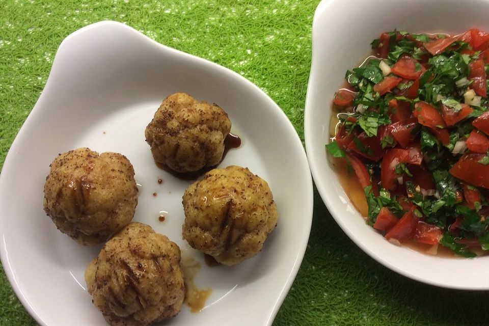 Miniblumenkohlköpfe gebacken mit Teriyakisauce und libanesischem Tomatensalat