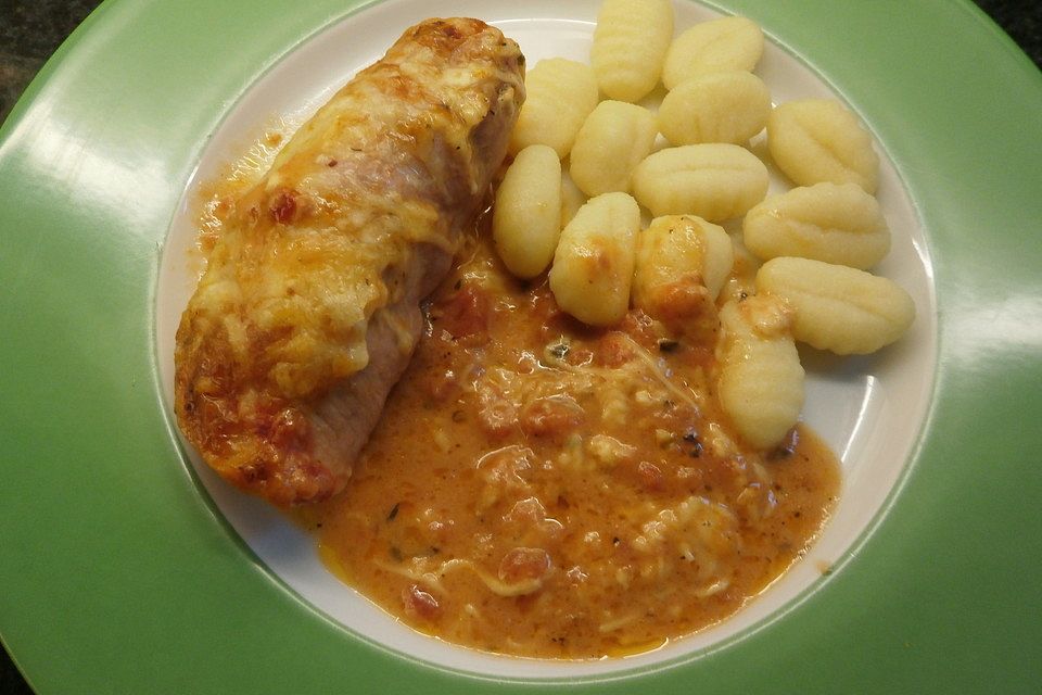 Schinken-Hack-Röllchen in Tomaten-Sahnesoße mit Mozzarella überbacken