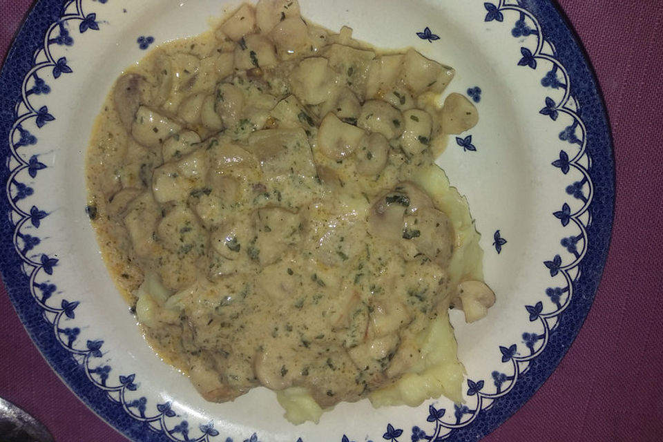 Lisas Kartoffelpüree mit deftiger Champignon-Zwiebel-Frischkäse-Soße