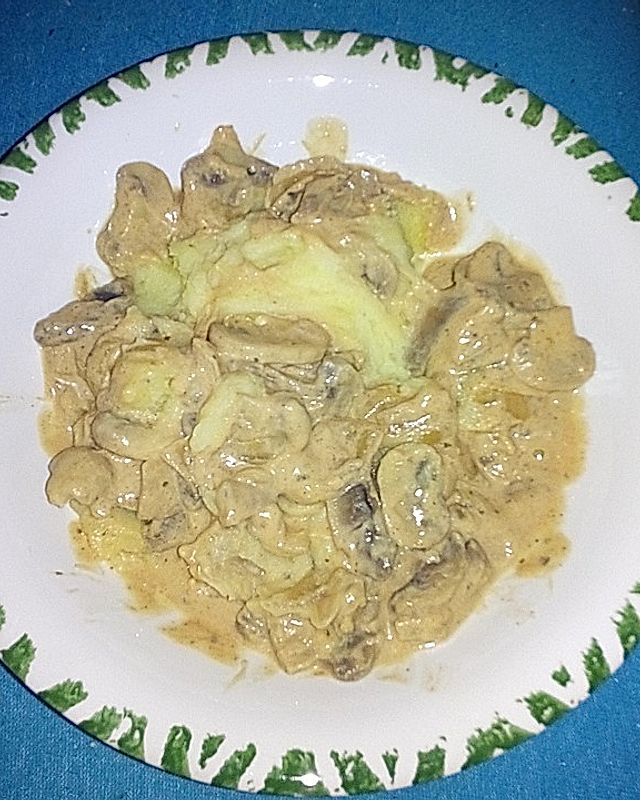 Lisas Kartoffelpüree mit deftiger Champignon-Zwiebel-Frischkäse-Soße