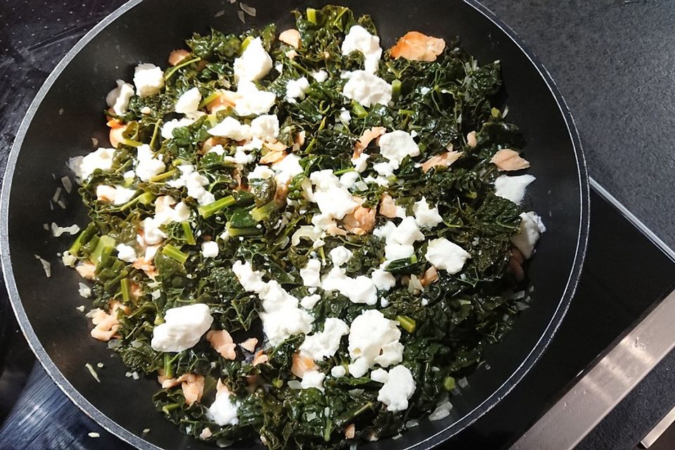 Tagliatelle mit Schwarzkohl, Räucherlachs und Feta