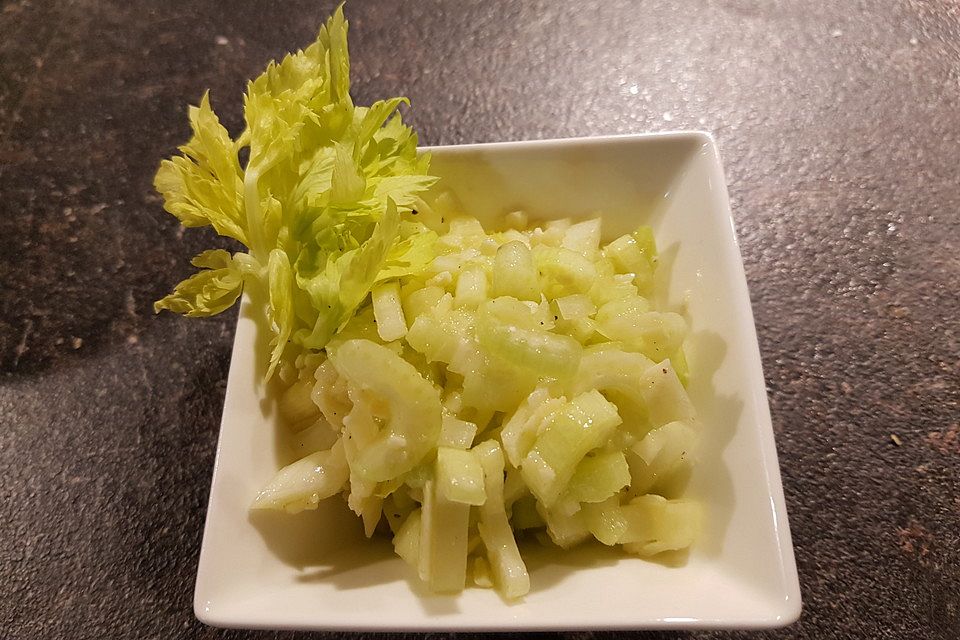 Staudensellerie-Salat