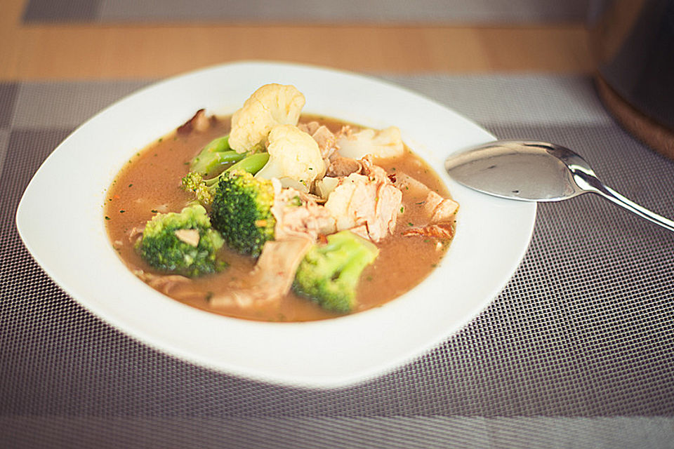 Leichte Suppe mit Brokoli und Blumenkohl