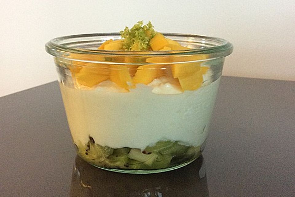 Kokos-Joghurt mit Mango und Kiwi