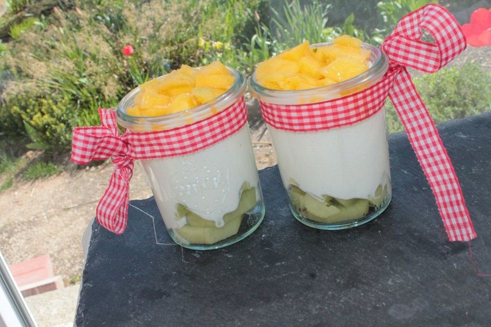 Kokos-Joghurt mit Mango und Kiwi