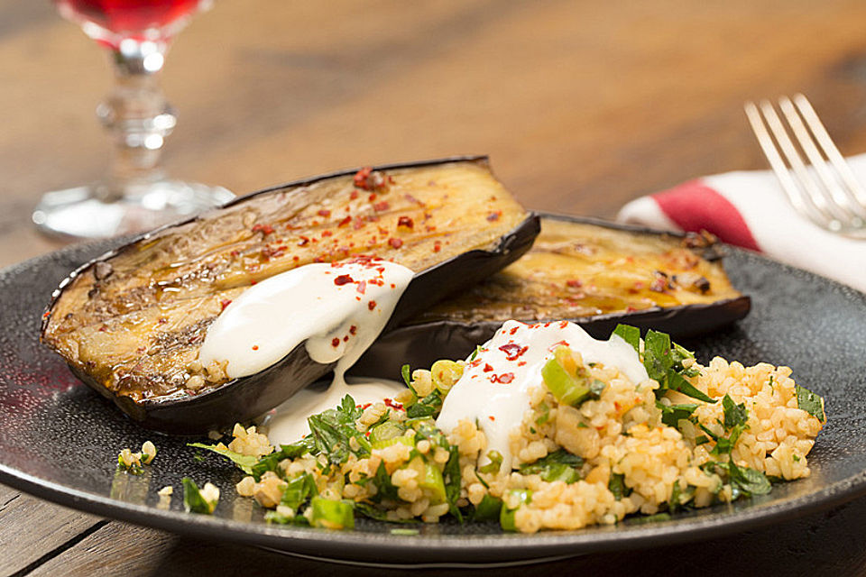 Gebackene Auberginen mit Bulgur-Salat