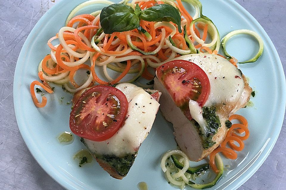 Hähnchen mit Zucchini-Möhren-Nudeln