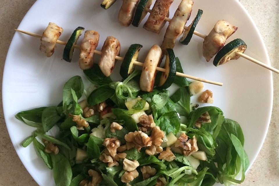 Hähnchenspieße mit Ziegenkäse und Feldsalat