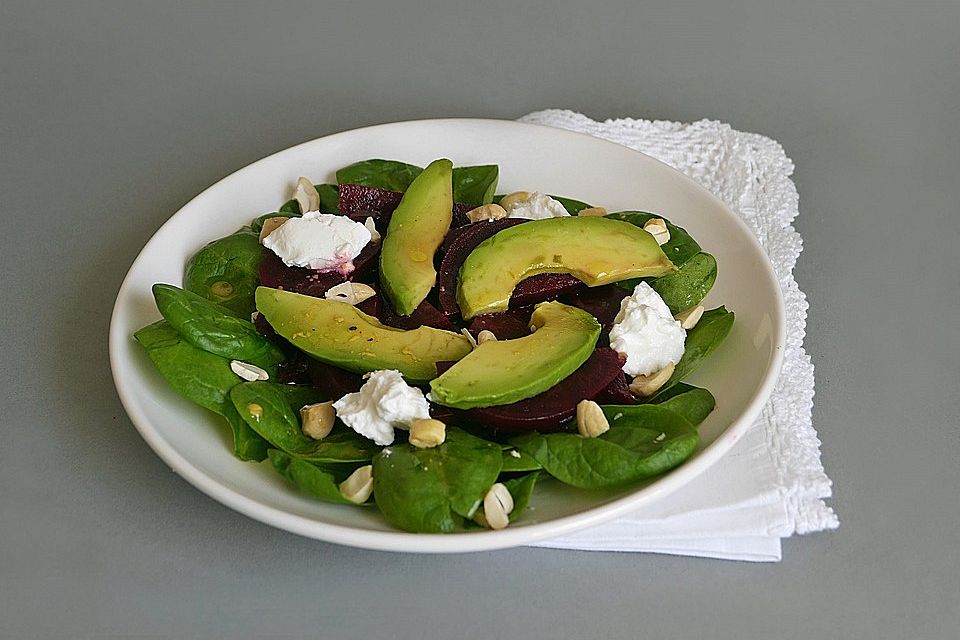 Spinat-Rote Bete-Salat mit Avocado