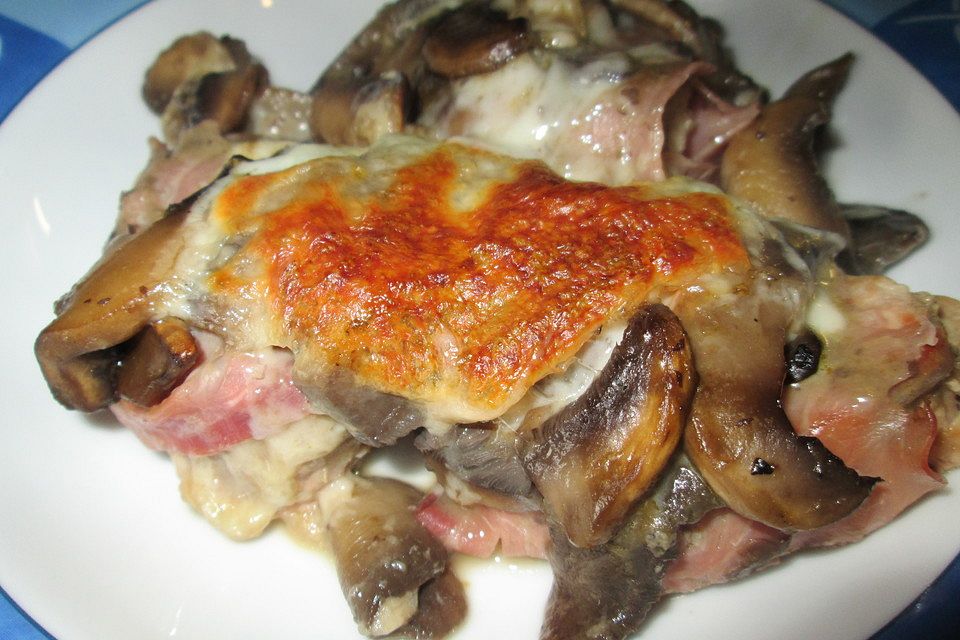 Überbackenenes Schweinefilet im Schinkenmantel mit Champignons