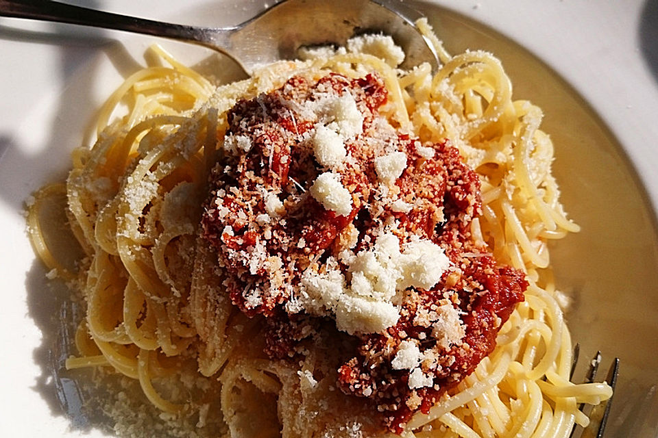 Spaghetti mit Tomatenpesto und Parmesan