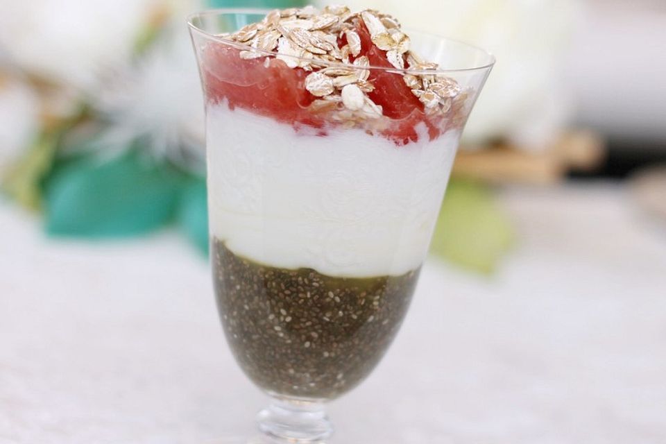 Chia-Joghurt mit Obst und Dinkelflocken