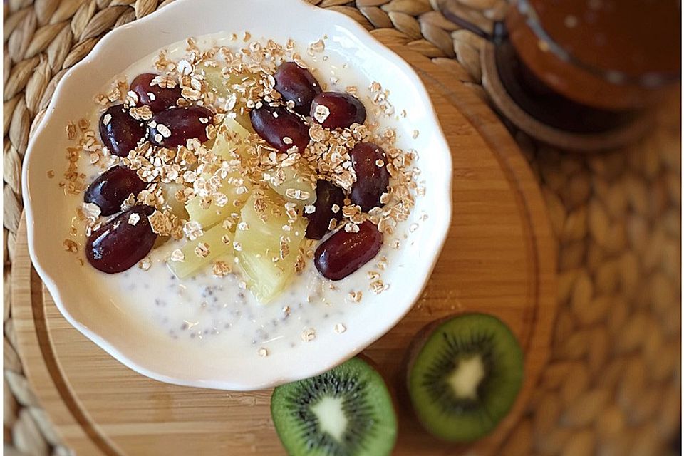 Chia-Joghurt mit Obst und Dinkelflocken