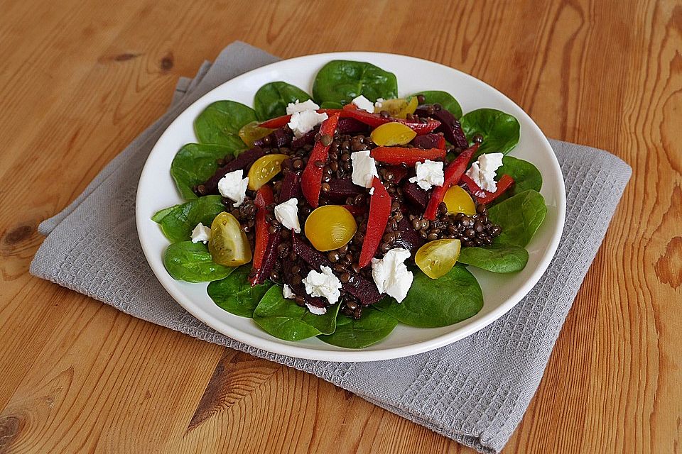 Linsensalat mit Rote Bete, Paprika und Spinat