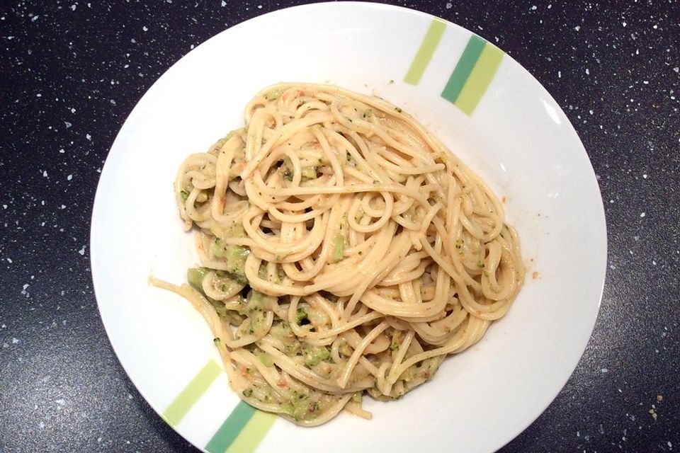 Mandelmus-Brokkoli-Spaghetti mit getrockneten Tomaten