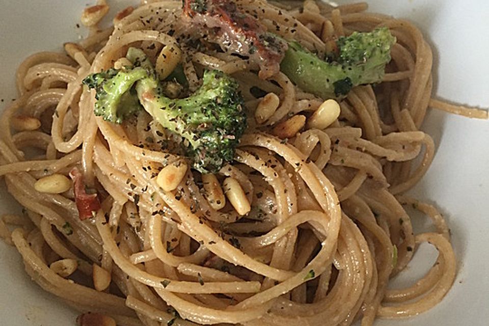 Mandelmus-Brokkoli-Spaghetti mit getrockneten Tomaten