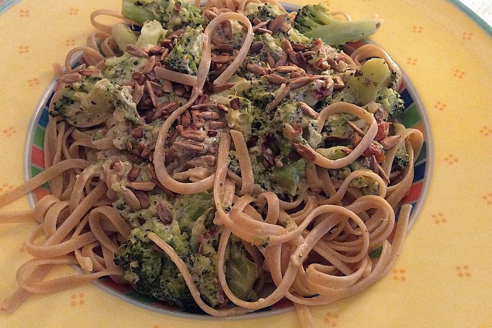 Mandelmus-Brokkoli-Spaghetti mit getrockneten Tomaten