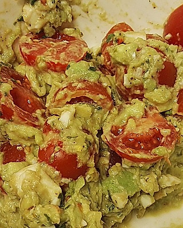 Tomaten-Avocado-Salat mit Ingwer und Ei