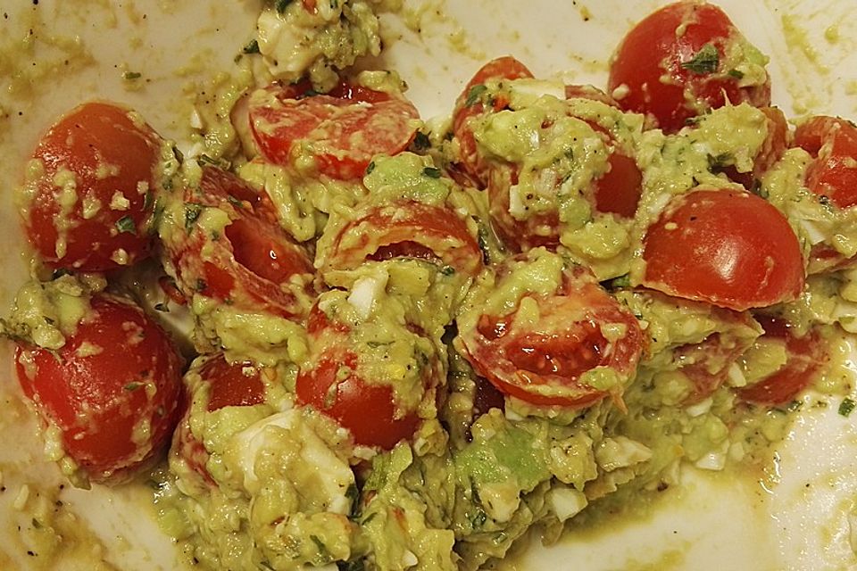 Tomaten-Avocado-Salat mit Ingwer und Ei