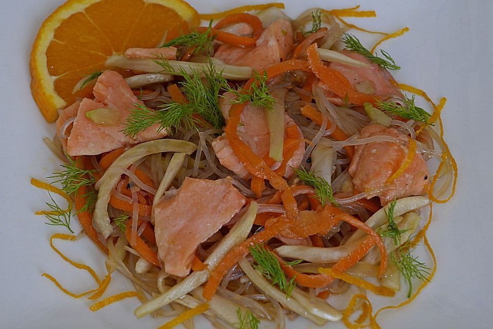 Glasnudelsalat mit Lachs, Fenchel und Möhren