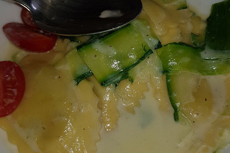 Ziegenkäse-Ravioli mit Zucchini und Rosmarin