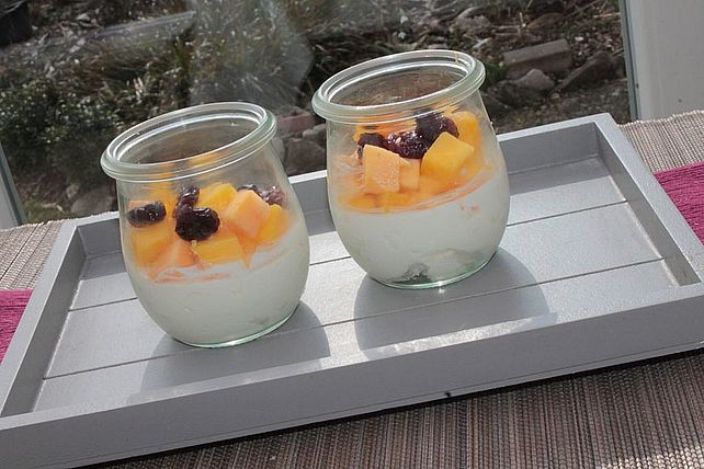 Sauerrahm-Schichtdessert mit Mango-Papaya-Limetten-Cranberry-Salat von ...