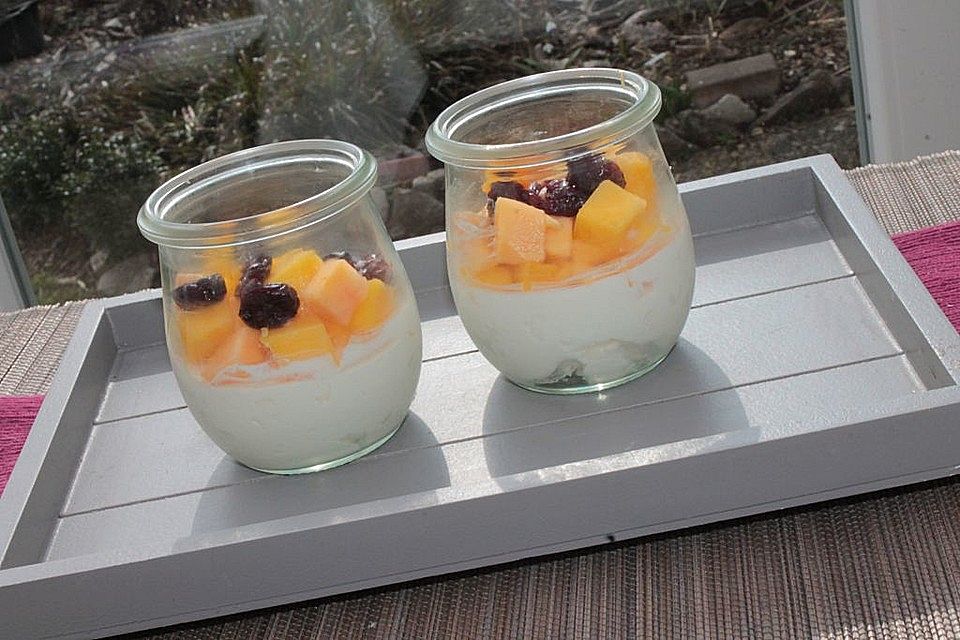 Sauerrahm-Schichtdessert mit Mango-Papaya-Limetten-Cranberry-Salat