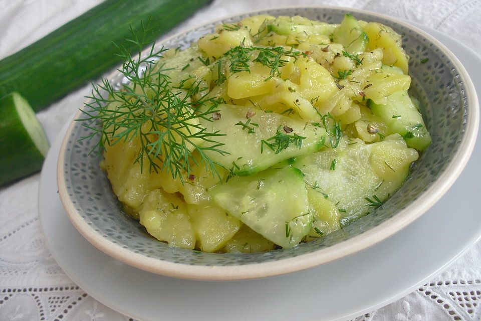 Kartoffelsalat mit Essig, Öl und Gurke