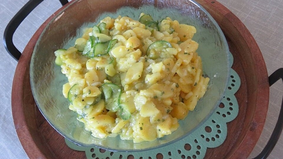 Kartoffelsalat mit Essig, Öl und Gurke von klausi60