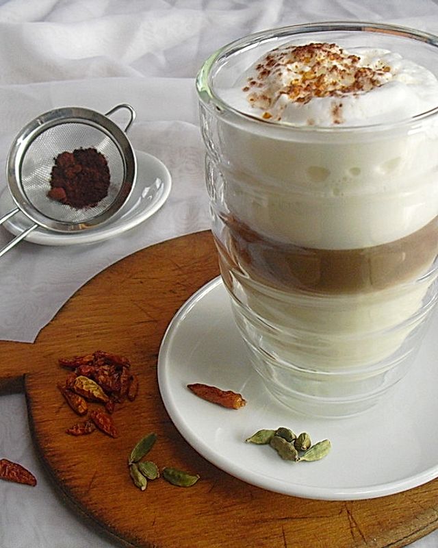 Caffè Latte mit Kardamom und Chili