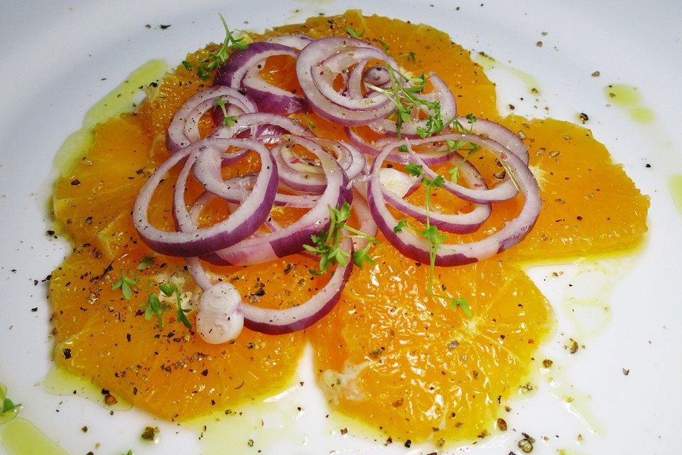 Orangen - Carpaccio mit roten Zwiebeln und schwarzem Pfeffer