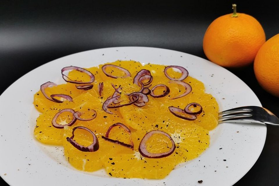 Orangen - Carpaccio mit roten Zwiebeln und schwarzem Pfeffer