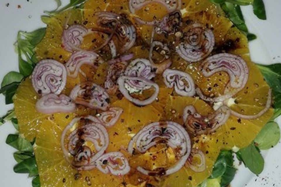 Orangen - Carpaccio mit roten Zwiebeln und schwarzem Pfeffer