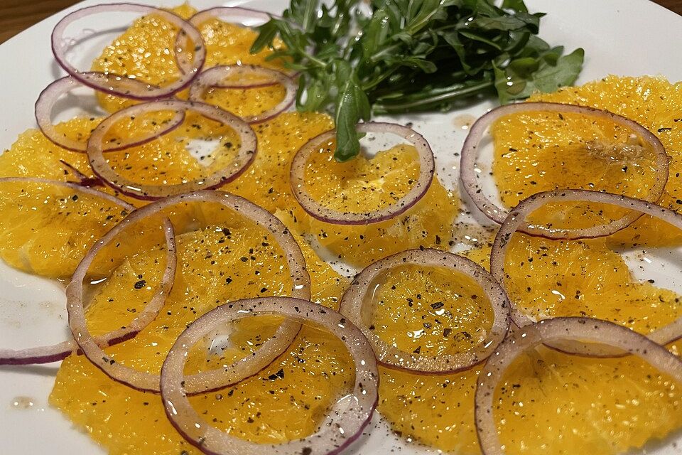 Orangen - Carpaccio mit roten Zwiebeln und schwarzem Pfeffer