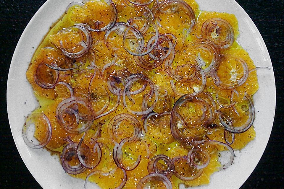 Orangen - Carpaccio mit roten Zwiebeln und schwarzem Pfeffer