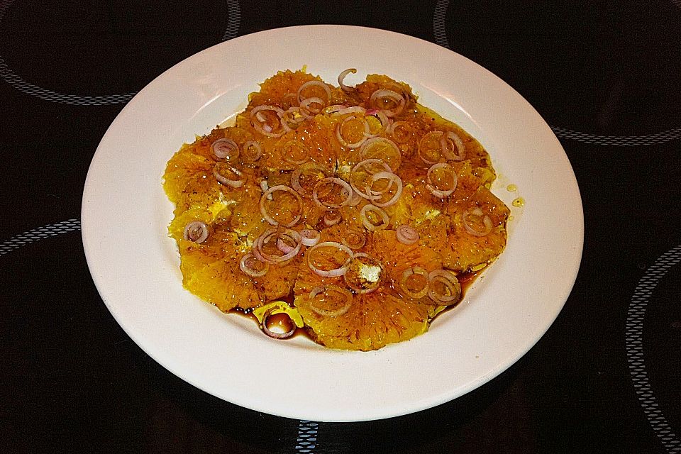 Orangen - Carpaccio mit roten Zwiebeln und schwarzem Pfeffer