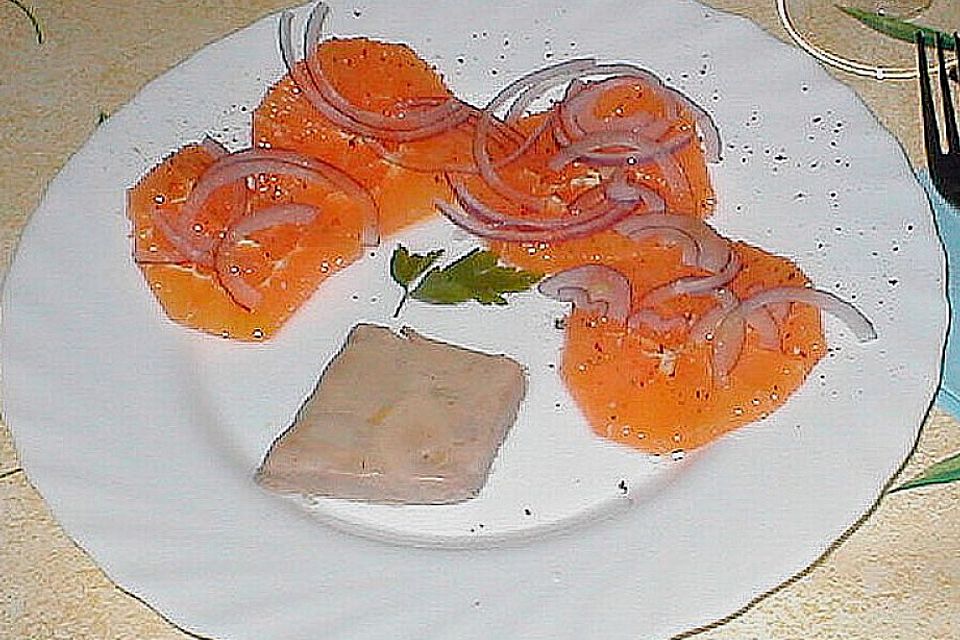 Orangen - Carpaccio mit roten Zwiebeln und schwarzem Pfeffer