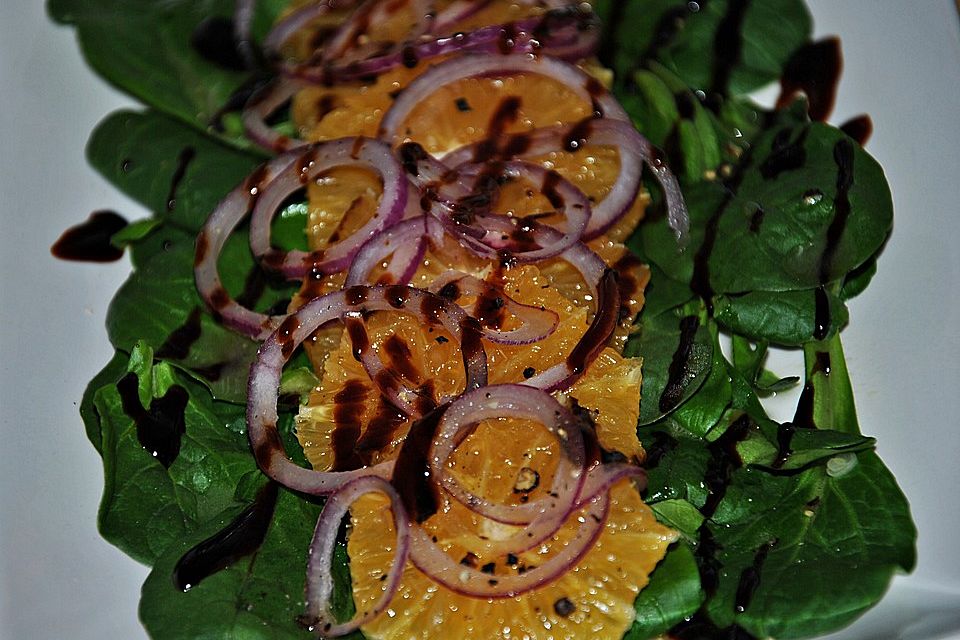 Orangen - Carpaccio mit roten Zwiebeln und schwarzem Pfeffer