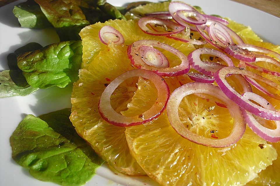 Orangen - Carpaccio mit roten Zwiebeln und schwarzem Pfeffer