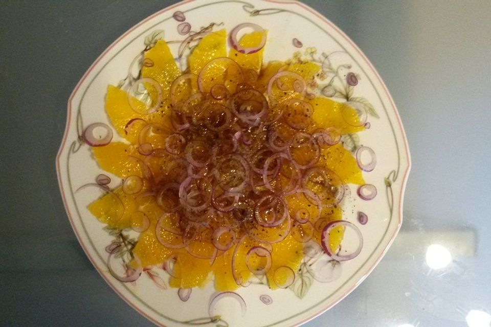 Orangen - Carpaccio mit roten Zwiebeln und schwarzem Pfeffer