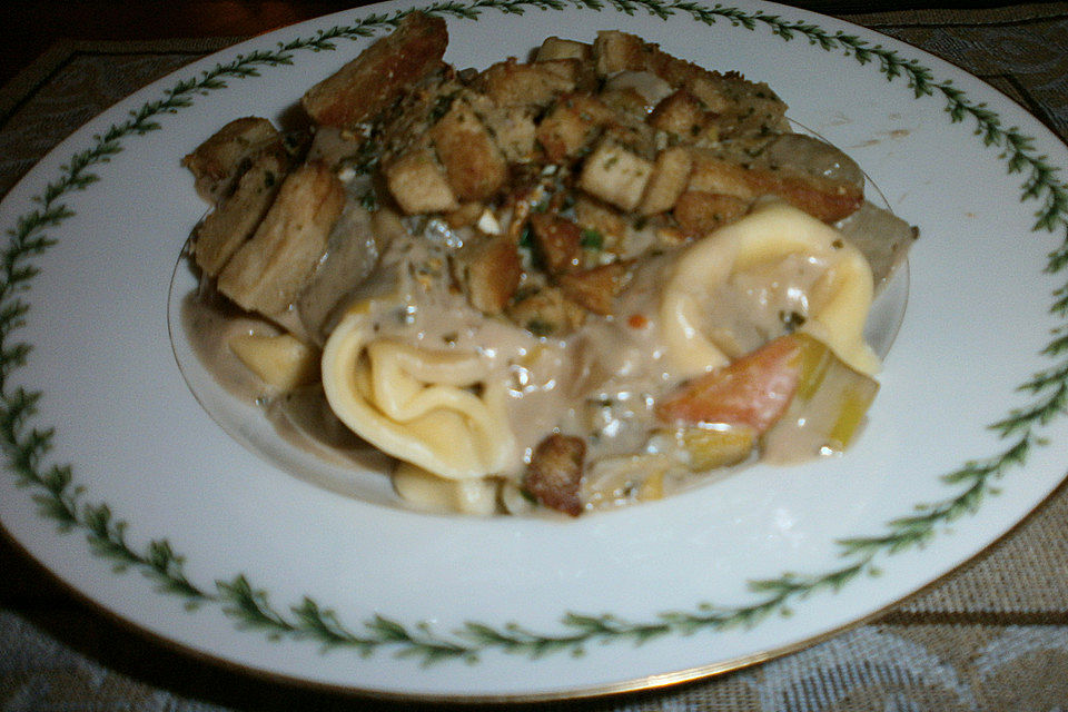 Tortelloni mit Kohlrabi-Lauch-Gorgonzolasauce und Geschnetzeltem