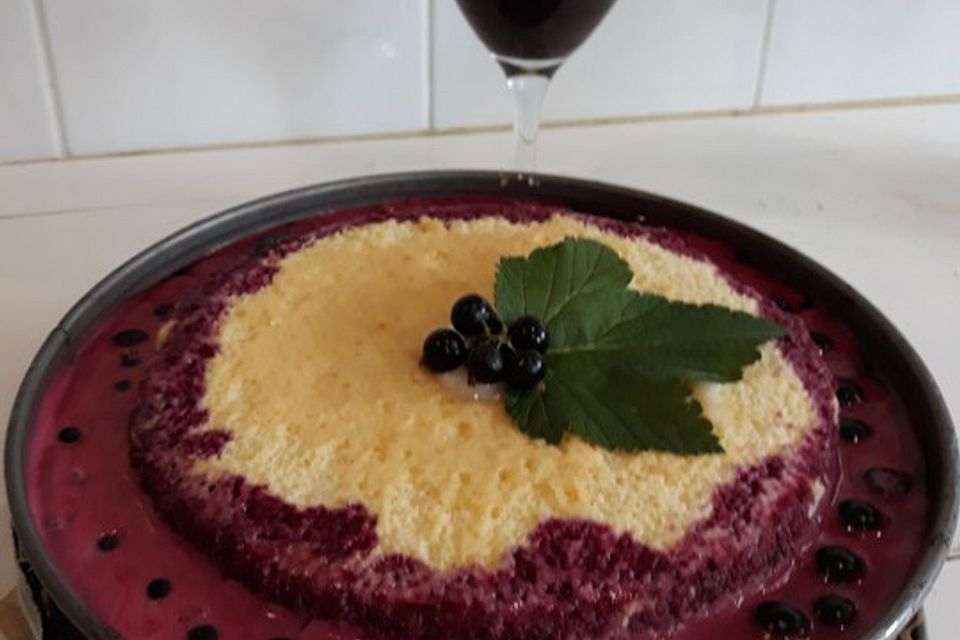 Cassis Torte mit schwarzen Johannisbeeren