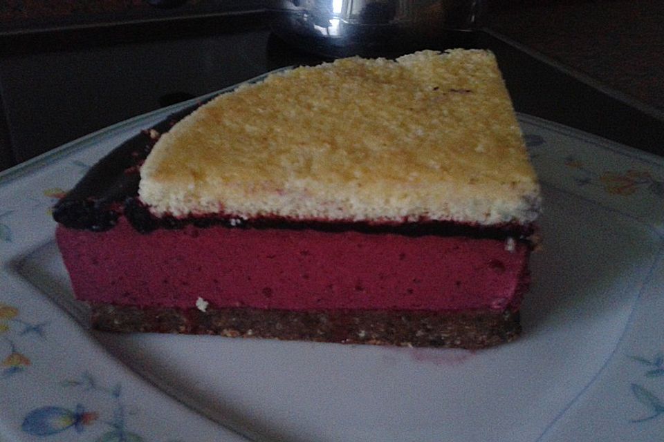 Cassis Torte mit schwarzen Johannisbeeren