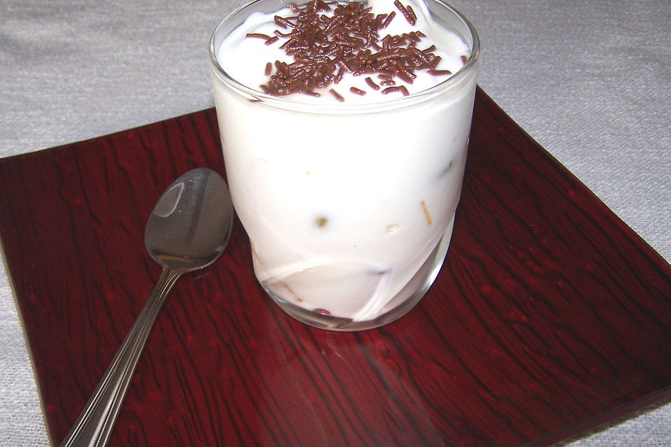 Leichtes Joghurt-Dessert mit frischen Früchten