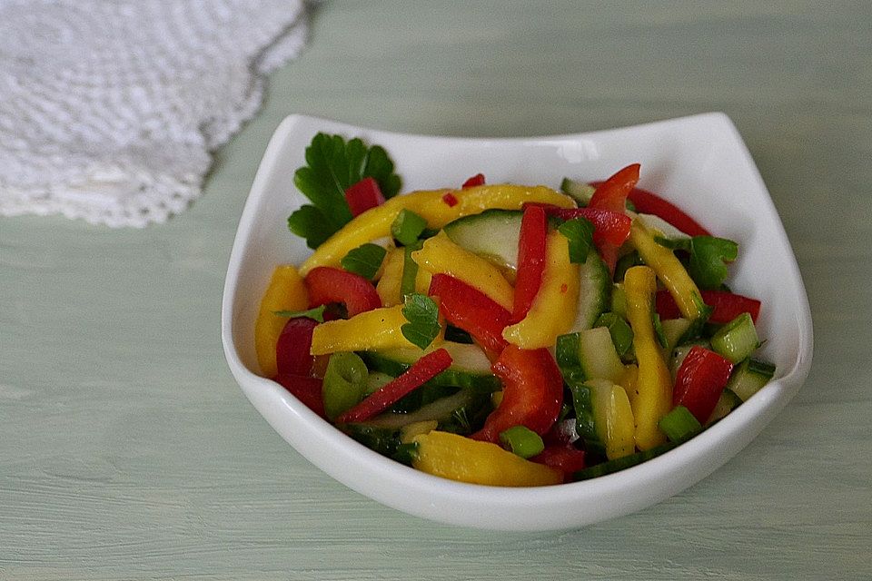 Gurkensalat mit Paprika und Mango