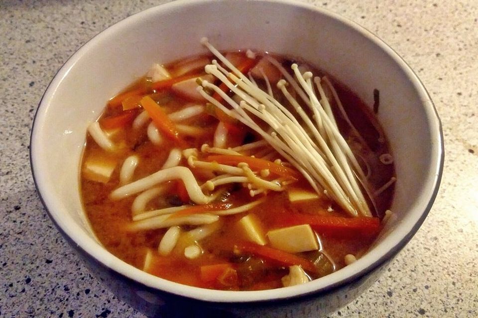 Miso-Udon-Suppe mit Seidentofu