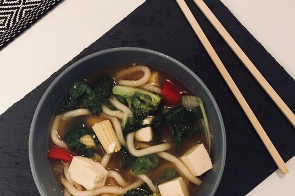 Miso-Udon-Suppe mit Seidentofu