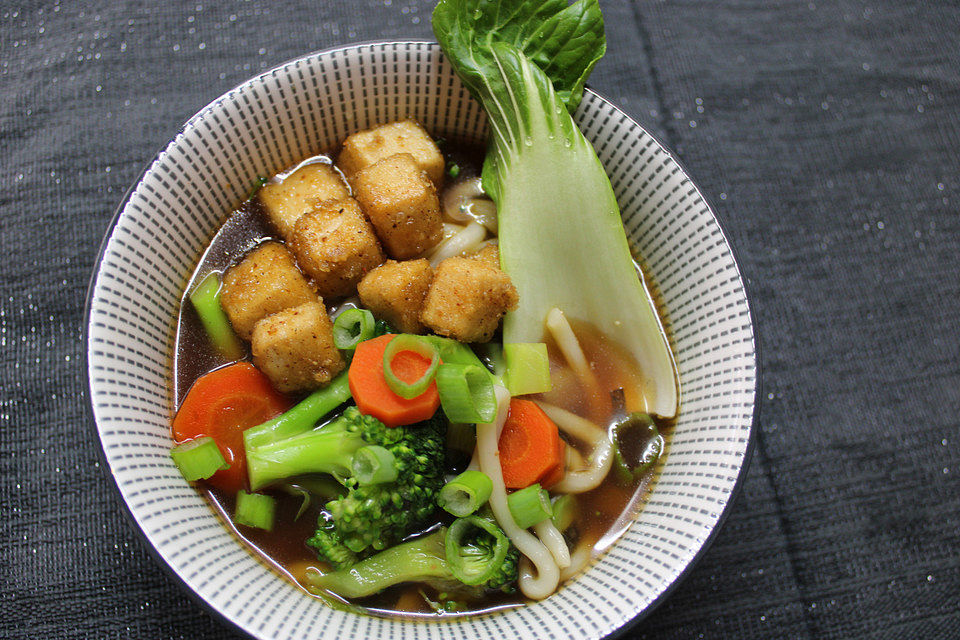 Miso-Udon-Suppe mit Seidentofu