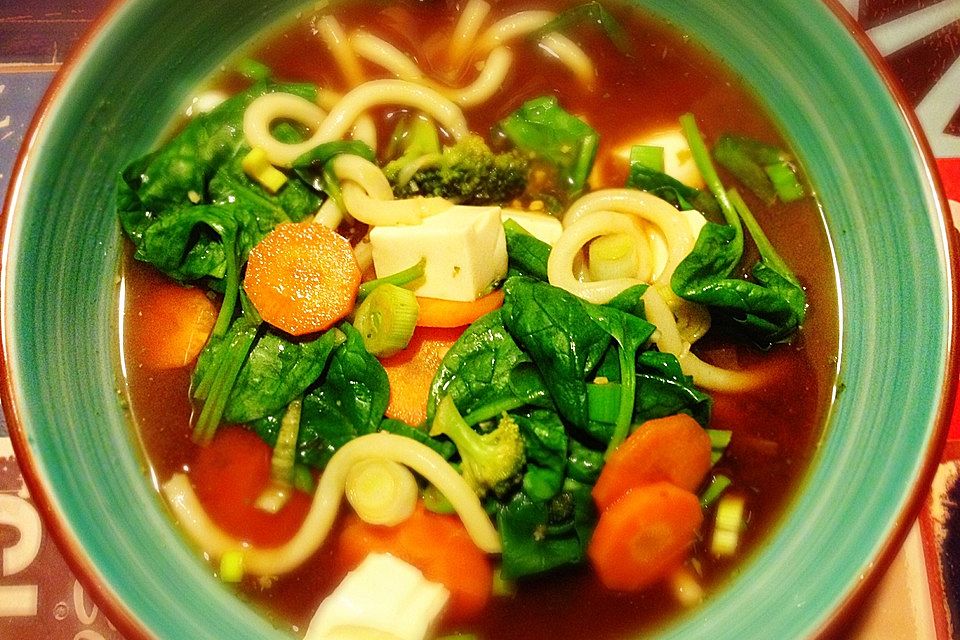 Miso-Udon-Suppe mit Seidentofu