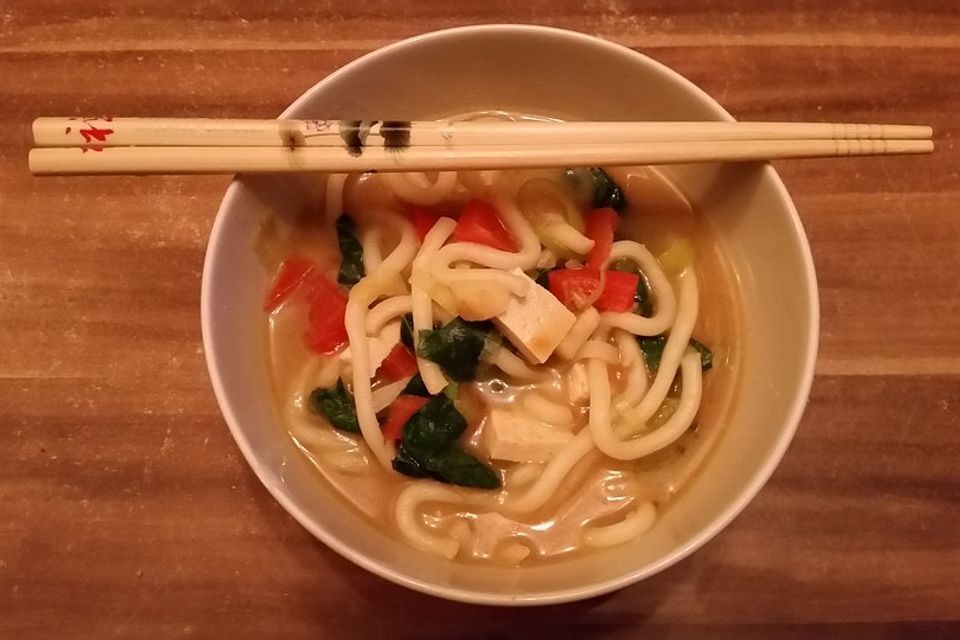 Miso-Udon-Suppe mit Seidentofu